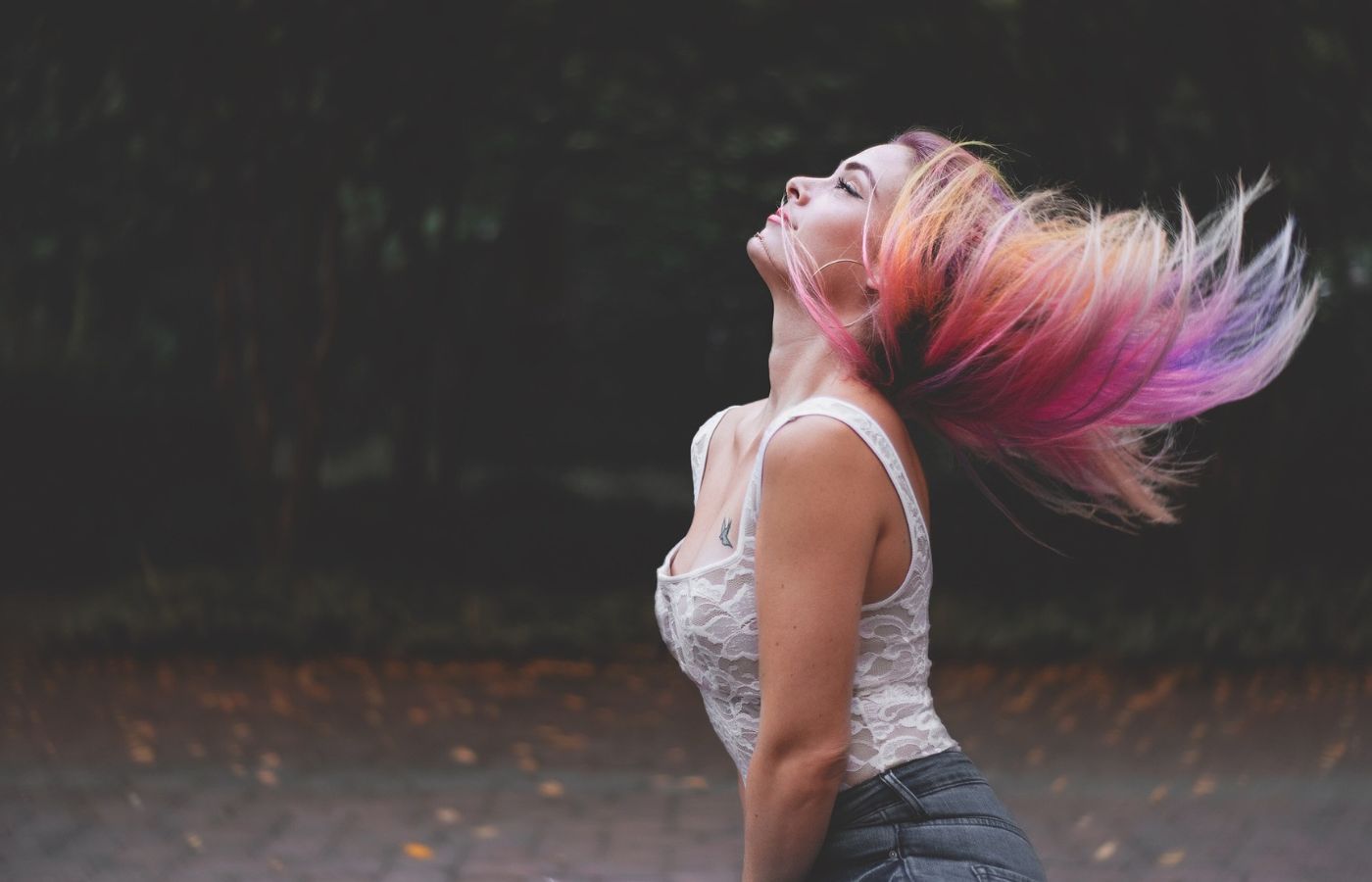 Kopfläuse 4 Frau wirft ihre Haare nach hinten als Symbol für Kopfhaut und Haarpflege bei Kopfläusen