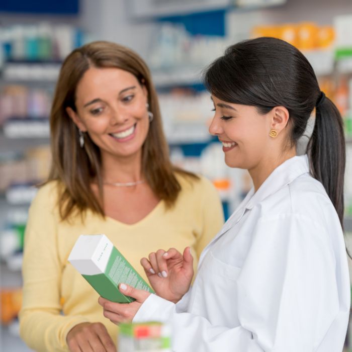 Schutzengel Apotheke Donnerskirchen Persönliche Produktberatung Beratungsgespräch zwischen Apothekerin und Kundin in der Schutzengel Apotheke Donnerskirchen